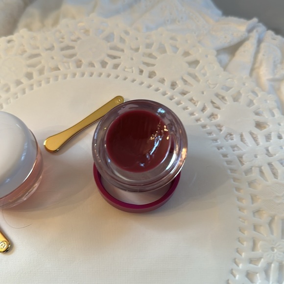 TATCHA Kissu Lip Mask Duo Lip Mask & Lip Mask Wisteria. Spatula swiped once each - Picture 11 of 15